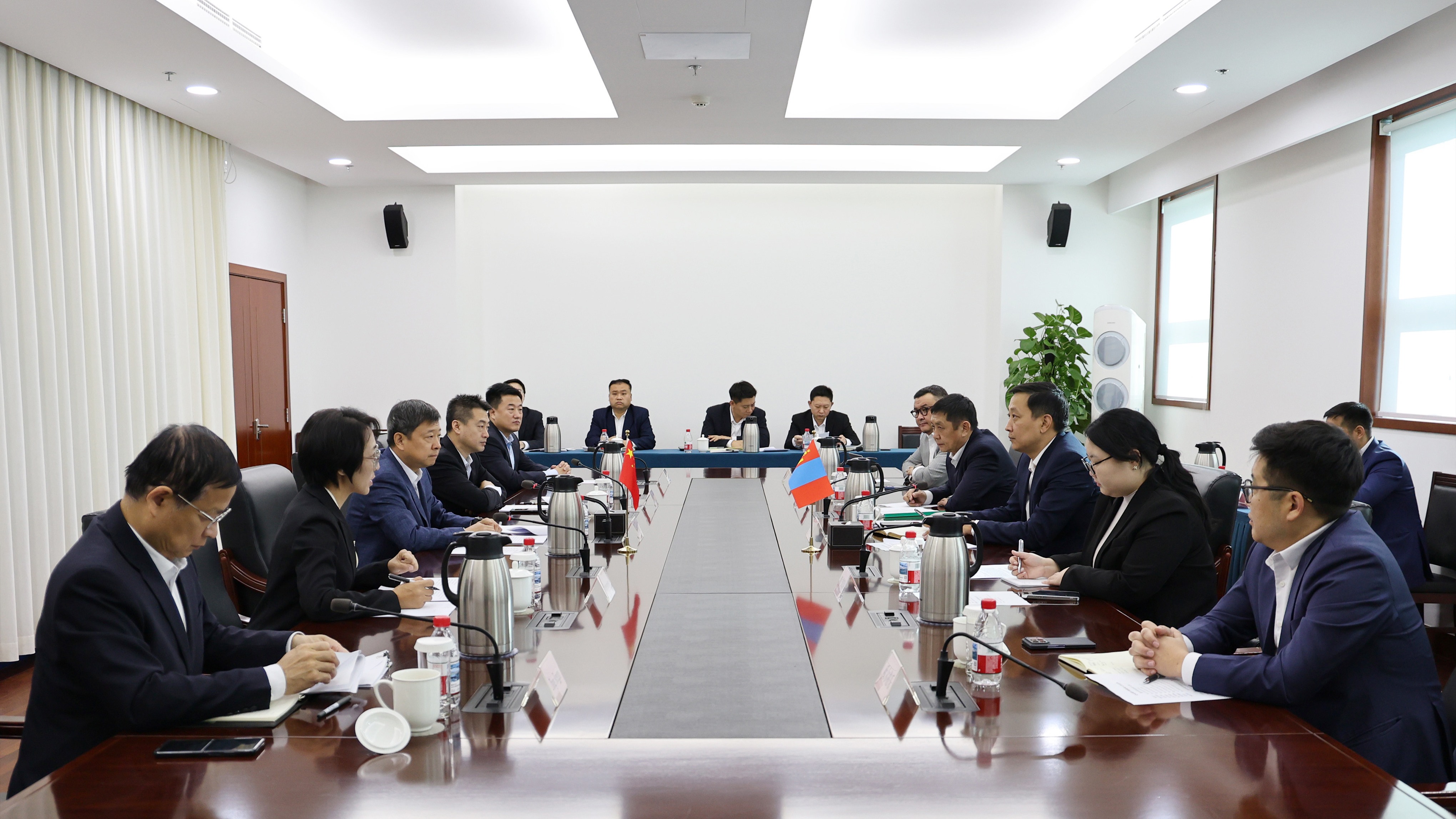 Монгол, хятадын хил дамнасан төмөр замын бүтээн байгуулалтыг хамтдаа урагшлуулна.